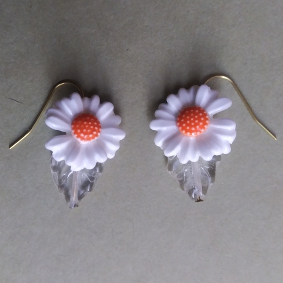 'Fresh As A...' Earrings w/clear leaves - Picture 2 of 5